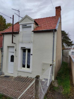 Cosy logement à Cosne-Cours-sur-Loire avec terrasse.